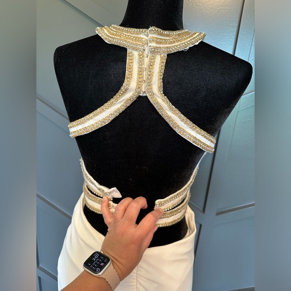 ♥️ White Faviana beaded formal gown - Picture 4 of 8